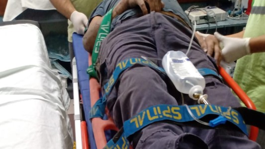 Estaba cortando una rama, tuvo que saltar de cuatro metros de altura y sufrió una fractura expuesta