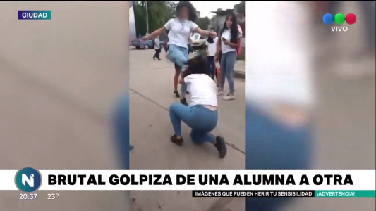VIDEO: la brutal golpiza de una alumna a otra en Rosario