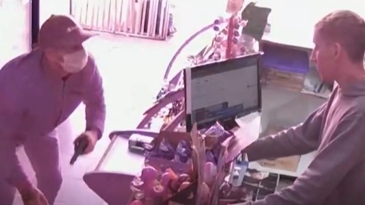 Tras condena de 17 años de prisión, salió y fue robar con un arma de juguete: lo detuvieron vecinos