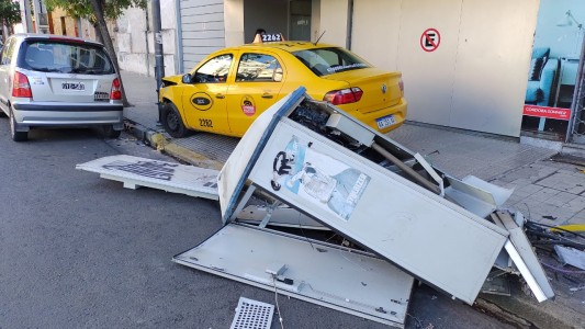 Un taxi se subió a la vereda y casi atropella a un peatón