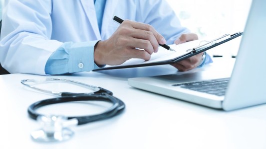 Siete de cada diez personas trans masculinas dejaron de ir al médico por temor a la discriminación