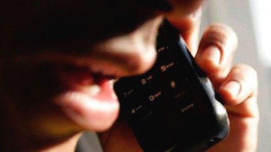 Secuestro virtual: Pagó en dólares y oro el rescate de su esposa