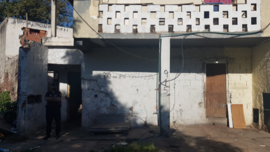 Se encuentra grave un hombre que intentó trepar por un balcón, tiene restricción de acercamiento