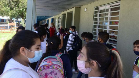 Marchan docentes graduados universitarios por cambios en el estatuto