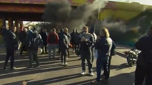 Piquete de colectiveros: se enfrentaron a piedrazos con comerciantes y vecinos