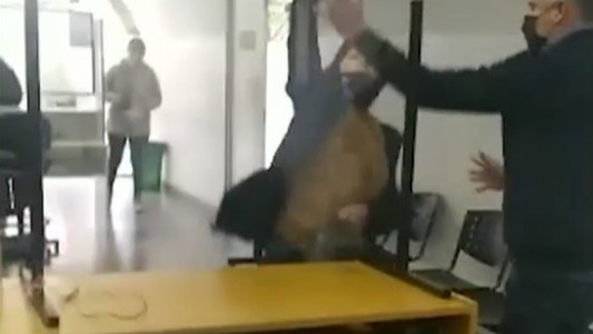 Video: se enojó con los empleados y destrozó un registro civil