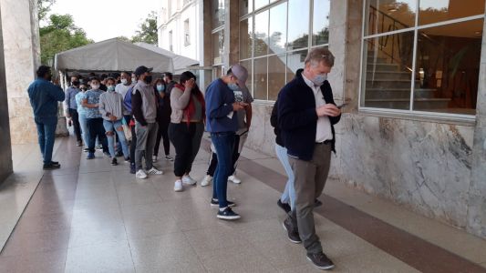 Largas filas en el último día de vacunación