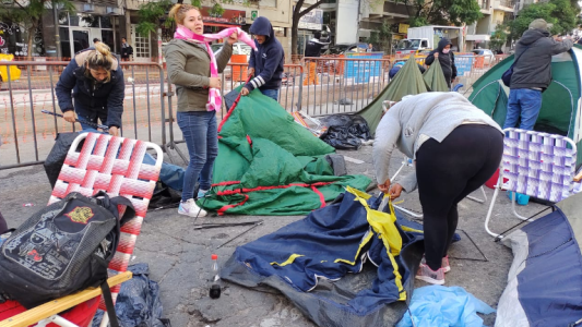 Antes del plazo se levanta el acampe en Av. Chacabuco