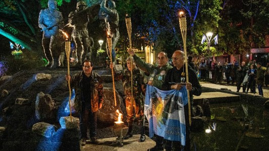 multitudacompañóvigilia2abrilPlazaHéroesMalvinas