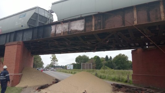 Colapsó un puente ferroviario en Rosario y cayeron vagones de un tren carguero