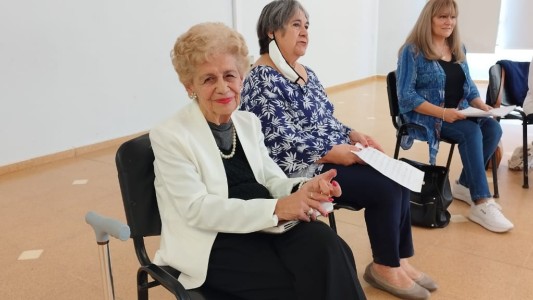 A los 84 años, Teresa cumple su sueño de cantar