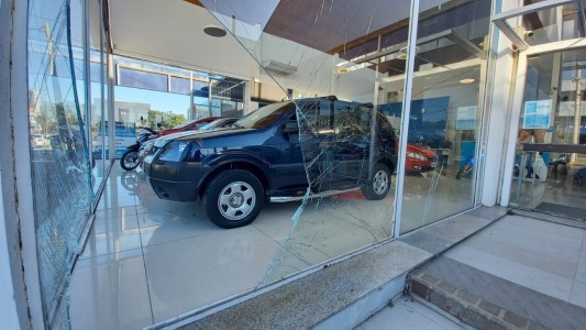 VIDEO: en sólo 22 segundos robó una moto de una concesionaria