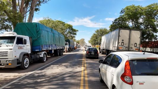Protesta de los transportistas por la falta de gasoil en Las Vertientes