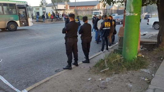 Asesinaron a un policía federal en una parada de colectivo y le robaron el arma