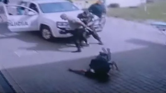 Video: un detenido le arrebató el arma a un policía y lo baleó