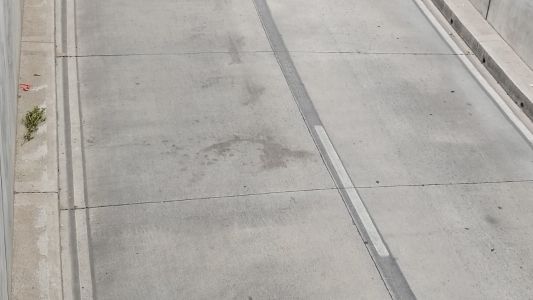 Cayó al túnel de plaza España, perseguido por una patota