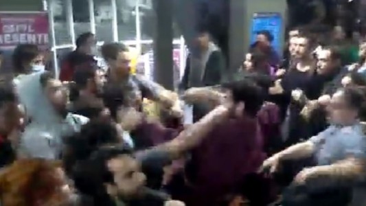 Batalla campal: suspendieron las clases en la Facultad de Filosofía y Letras de la UBA