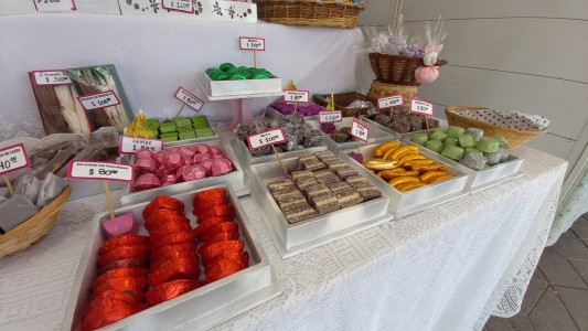 La Feria de las Dulzuras, abre hasta el domingo en la plaza Vélez Sársfield