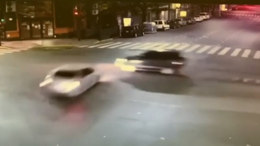 Cruzó una avenida con semáforo en rojo y chocó a una familia en una camioneta: 9 heridos