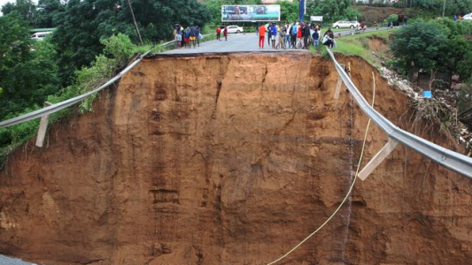 Suben a 400 los muertos por las inundaciones en Sudáfrica y sigue la búsqueda de desaparecidos