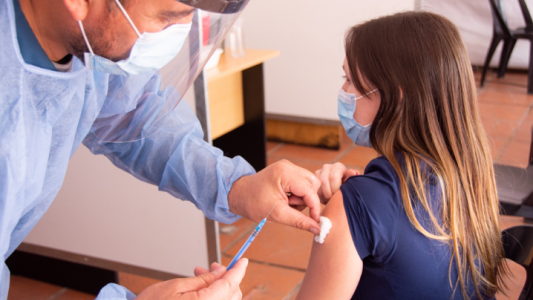 Covid-19: comienza la colocación de una nueva dosis de refuerzo