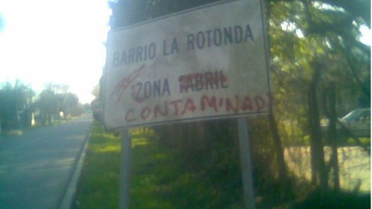 Ordenan remediar el daño ambiental que ocasiona fábrica de plomo en un barrio de Florencio Varela