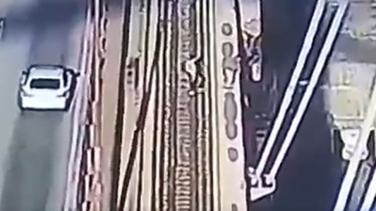 El impactante momento en el que dos hermanos se arrojaron al Río Paraná desde el Puente de Zárate