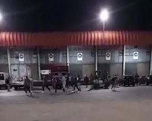 Video: Golpes, cuchillazos y rotura de vehículos en el Mercado Central