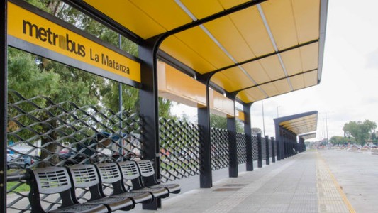 Le arrebataron la mochila mientras esperaba el colectivo y al rato sintió un fuerte ardor: en el robo le tiraron ácido