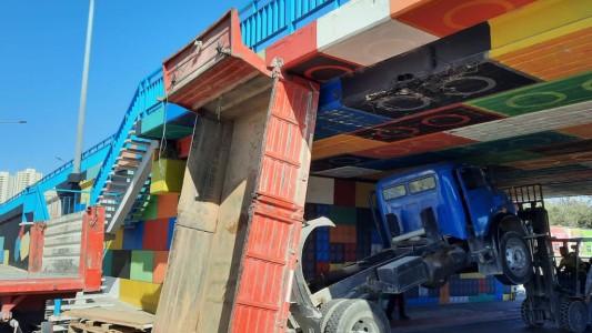 Un camión quedó encajado en el puente Zípoli