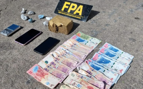 Detienen a un hombre que viajaba con su hija, y medio kilo de marihuana