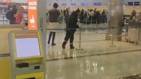 Por el temporal, se voló parte del techo y se inundó el hall central del Aeropuerto de Ezeiza