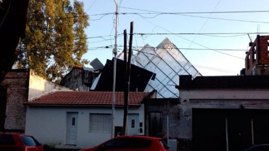 Las huellas del temporal: un hombre resultó herido cuando el techo de una escuela cayó sobre su casa