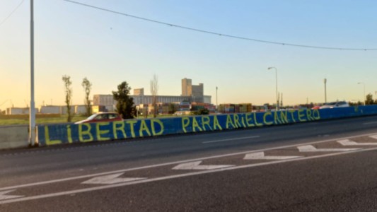 Aparecieron pintadas reclamando la liberación del Viejo Cantero, el fundador de Los Monos