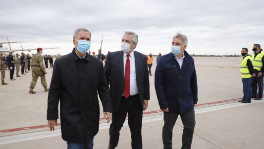 Alberto Fernández en Córdoba visitó la fábrica Nissan, la planta de bajo grande y se reunió con intendentes