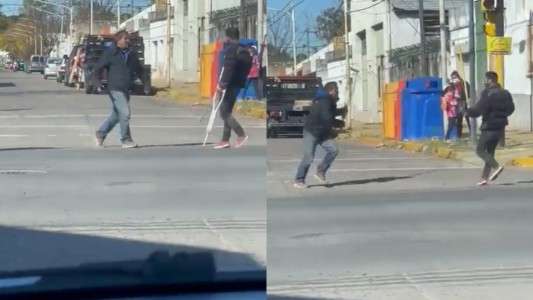 Pedía con muletas en un semáforo, lo agredieron y salió corriendo