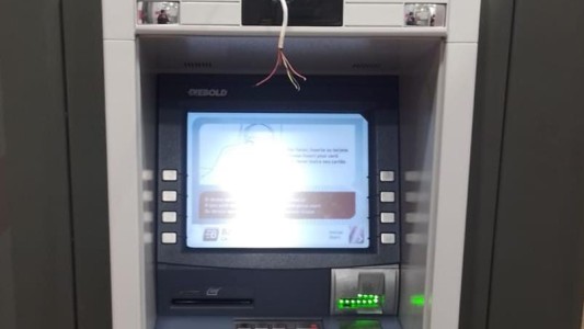 Una mujer fue detenida por dañar un cajero automático