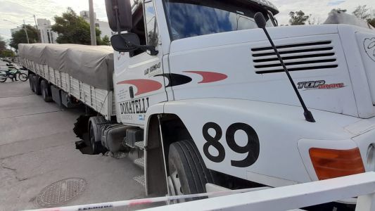 El asfalto se "tragó" un camión