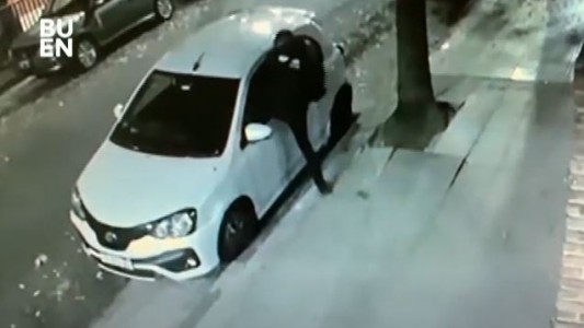 Video: Contorsionista roba autos en Caballito