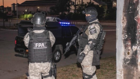 Tiró las drogas al techo de un vecino porque vio que venía la policía: dos detenidos