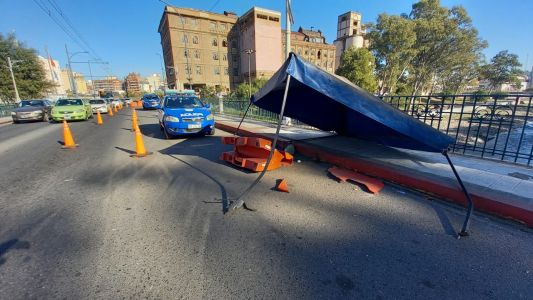 Colectivo embistió un puesto policial: el chófer dijo que se distrajo