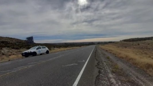 Levantó a una familia que hacía dedo en la ruta y lo asaltaron