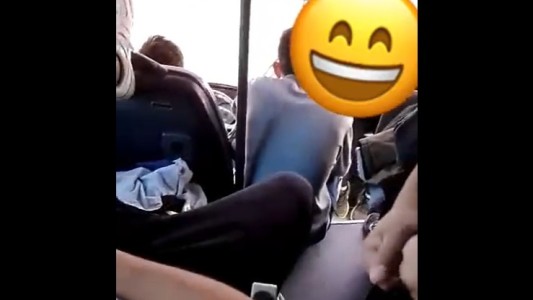 Bahía Blanca: el chofer de un transporte escolar le cedió el volante a un menor