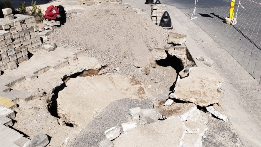 Otro hundimiento de pavimento en Córdoba: un camión se atascó en Plaza España
