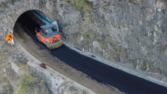 Etapa final de la pavimentación del Camino Los Túneles