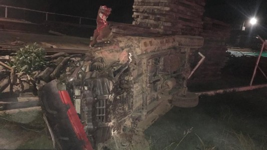 Rutas trágicas: dos motociclistas murieron al chocar contra una camioneta