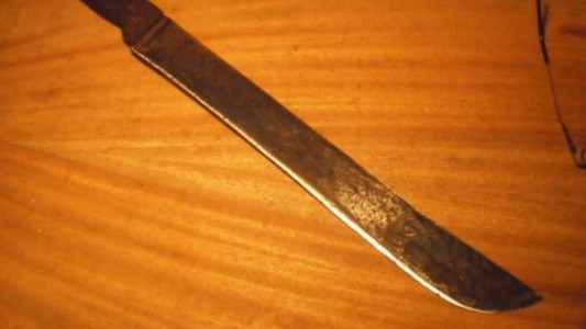 Fue a rescatar a su madre y su padre le dio un machetazo en la cabeza