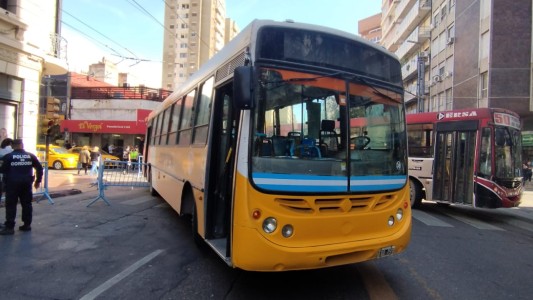 Un colectivo de Coniferal hirió a un peatón tras chocar una valla