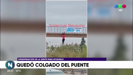 Video: Quedó colgando de un puente