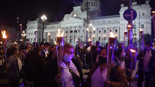 Marcha de antorchas de los enfermeros en reclamo de su "reconocimiento profesional"